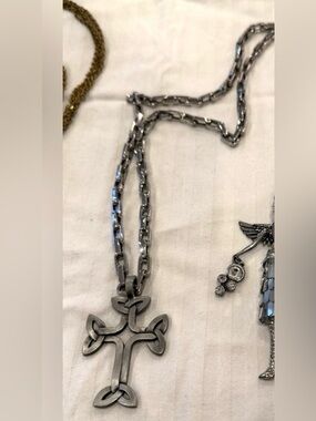 🟢 3/$15 - Silver cross pendant and chain